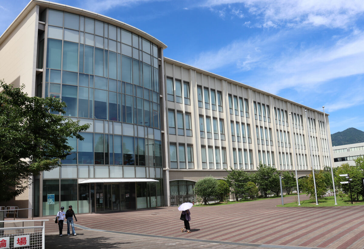 gitane_frog's tweet card. 　京都ノートルダム女子大（京都市左京区）を運営する学校法人ノートルダム女学院が２０２６年度以降、同大学の学生募集を停止することが２４日、分かった。最後の学生となる