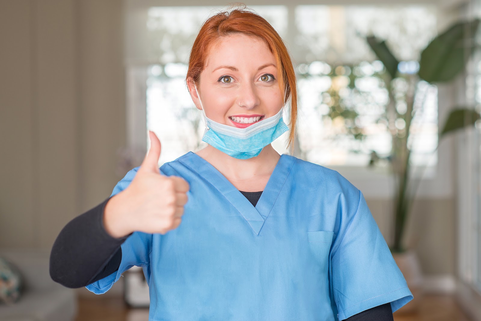 Der_Postillon's tweet card. Schön für sie! Mitten in der Coronakrise kann Krankenpflegerin Anja Dahlinghaus vom ganzen Applaus und Lob, das sie und ihre Kollegen in den letzten Tage erhalten haben, endlich ihre Rechnungen...