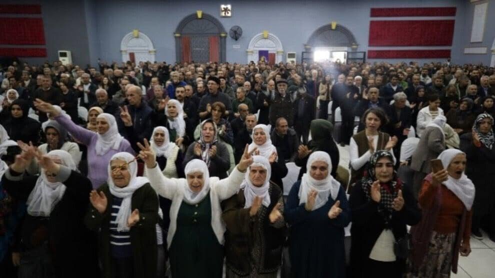 PYD_Rojava's tweet card. تحدث جتين أركاش في اجتماع الشعب الذي انعقد في منطقة صور التابعة لمدينة آمد، وأكد جتين أركاش بإنَّه ليس متفائلاً