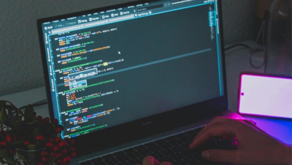 malk_zameth's tweet card. Tous les ans il y la Global day of Code Retreat une Code Retreat qui a un format spécifique où l’on fait des pairs successifs sur le même kata en supprimant la code bas a c