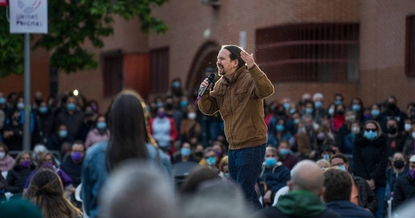 thefuriouscoder's tweet card. La plaza tenía ganas de Pablo Iglesias. Las mismas señoras mayores que hace semanas increpaban a Vox estaban vestidas con las mismas batas, pero en vez de abucheos le recibieron con aplausos