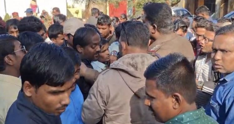 PalpalIndia's tweet card. एमपी के जबलपुर में हवाबाग कालेज के पीछे नेत्रहीन छात्रों का धर्मांतरण कराए जाने को लेकर आज सुबह बवाल मच गया. हिन्दू संगठन के पदाधिकारियों ने हंगामा किया.