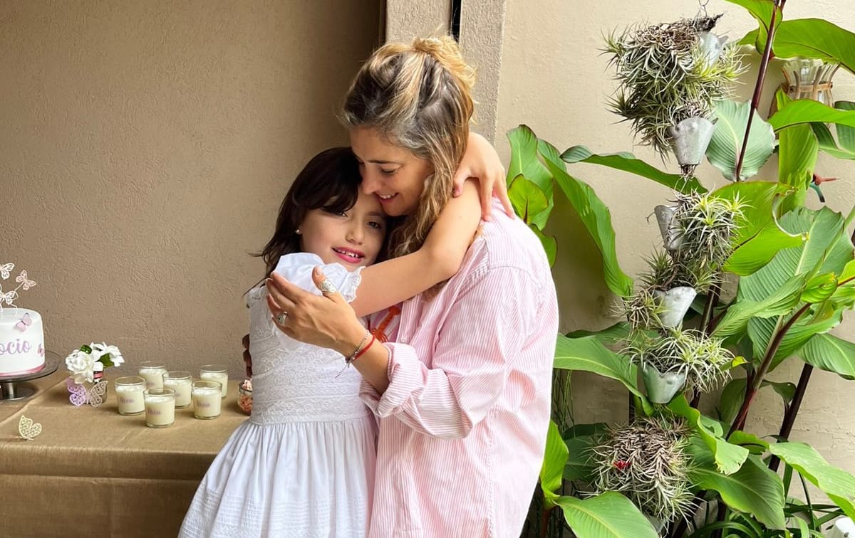 LANACION's tweet card. Rocío vivía en un hogar cuando en 2023 conoció a la “seño” Lucila; “soñaba con una mamá como ella”, le cuenta a LA NACION; hace algunas semanas, la Justicia le otorgó a la docente la adopción plena;...