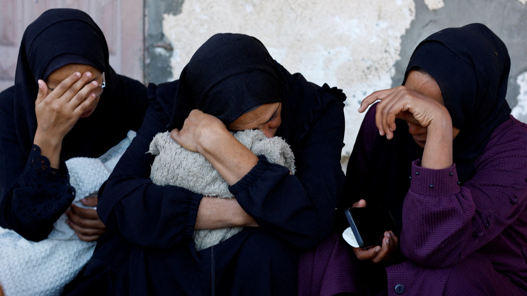 Hamza_a96's tweet card. Biased reporting upholds the fiction of complex warfare, obscuring the reality of Israel's meticulously orchestrated mass slaughter