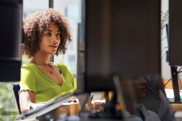 RoboticsBackend's tweet card. Python vs C++: Find out what the practical differences are between these two languages and which one to learn/use for different applications.