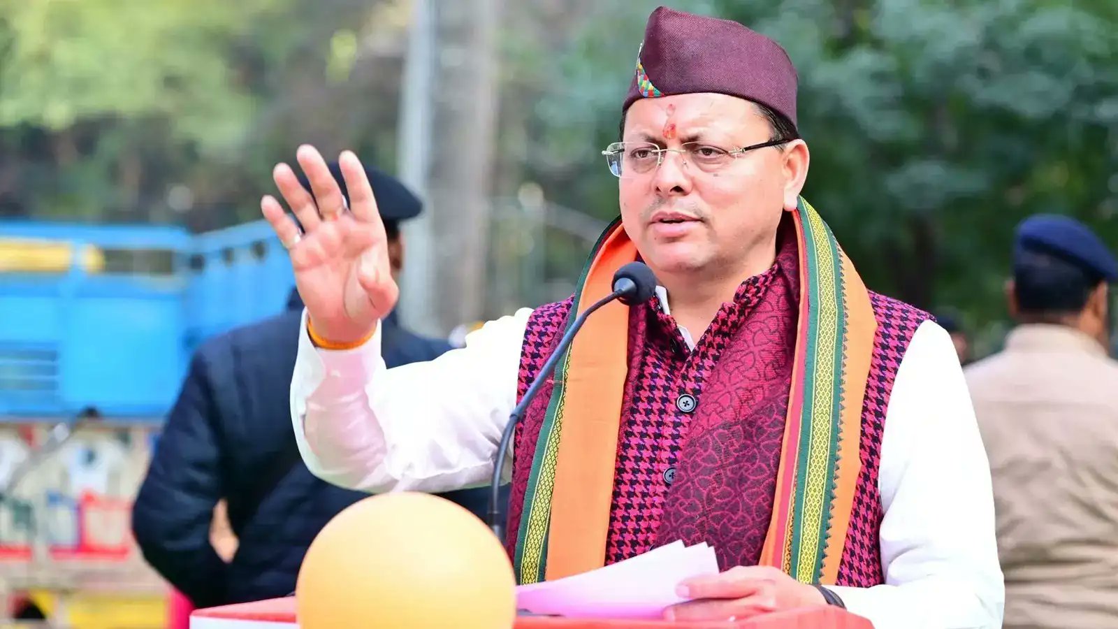 Ramesh_hjs's tweet card. यह नियम सरकारी स्कूलों के लिए तत्काल प्रभावी है, जिसमें कक्षा 6 से 12 तक के छात्र शामिल हैं। संस्कृत शिक्षक श्लोक पढ़ाएंगे और स्कूल नोटिस बोर्ड पर साप्ताहिक श्लोक प्रदर्शित होगा। निजी स्कूलों पर भी...