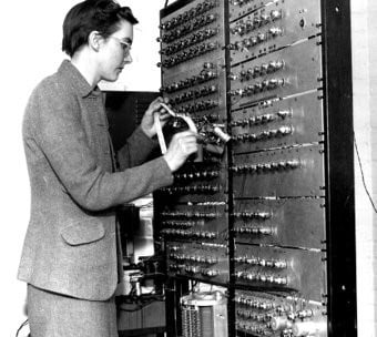 pedrocarvalhoTW's tweet card. A finales de septiembre moría a con cien años de edad Kathleen Booth, una pionera británica de la informática, y autora del primer lenguaje ensamblador de la historia. Un lenguaje ensamblador es un...