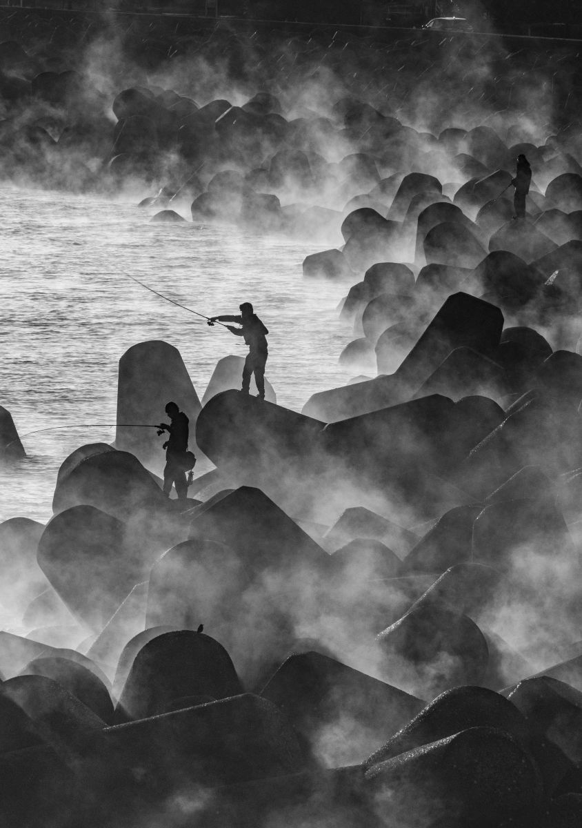 ganref's tweet card. 護岸のための大きなテトラポットの釣り人です。