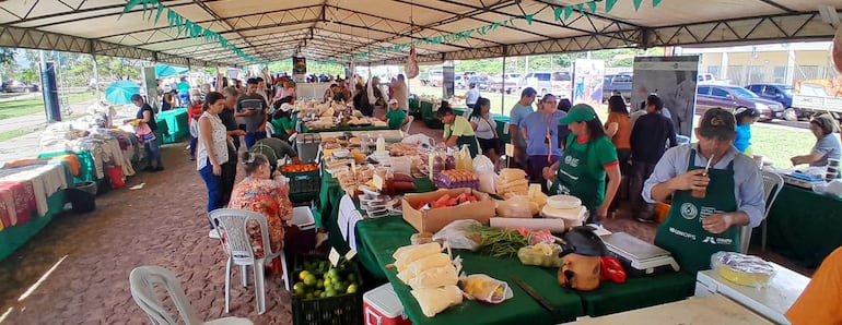 ABCDigital's tweet card. Este lunes, a las 16:00, inicia la tradicional Feria de la Agricultura Familiar “Ary Paha, Fiestas con Sabor a Campo”, que organiza el Ministerio de Agricultura y Ganadería, y se extiende hasta el...