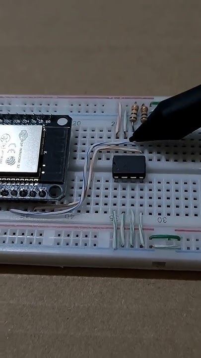 codelectronica's tweet card. Cómo conectar una #EEPROM #24LCXX al #ESP32