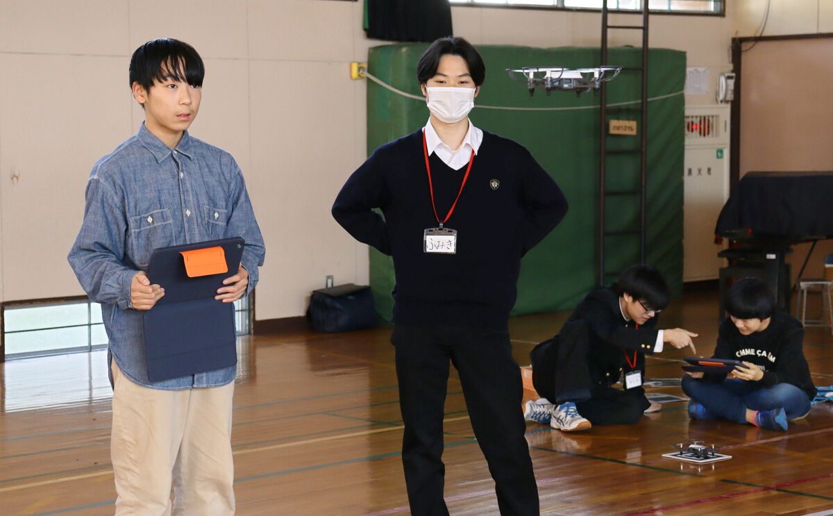 programming_inf's tweet card. 　新潟商業高校（新潟市中央区）情報処理科の３年生が、プログラミング技術でドローンを飛ばす方法を教える授業を、中央区の関屋小学校で行った。児童たちは、高校生の指導を受けながらタブレット端末でプログラムを ...