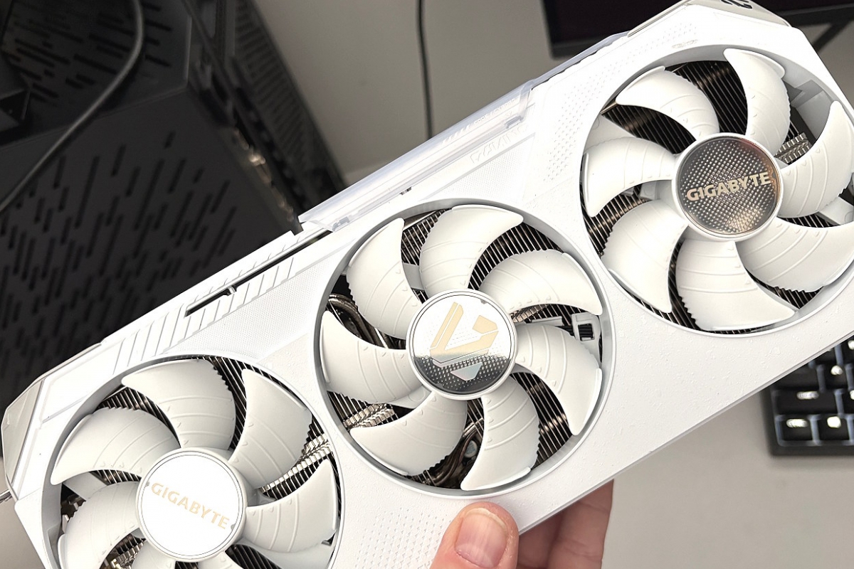 Geeknetic's tweet card. Con un rendimiento similar a una RTX 5070 Ti, las Radeon RX 9070 XT son una alternativa de gran calidad, aunque también con precios en ascenso, para lograr gráficos 2K en altas tasas de FPS. Hoy...