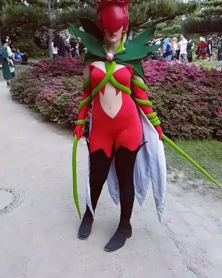 Lady Shiru-sama Cosplay on X: "So many people ask: "How she see through the  petal?" The answere: "She can\