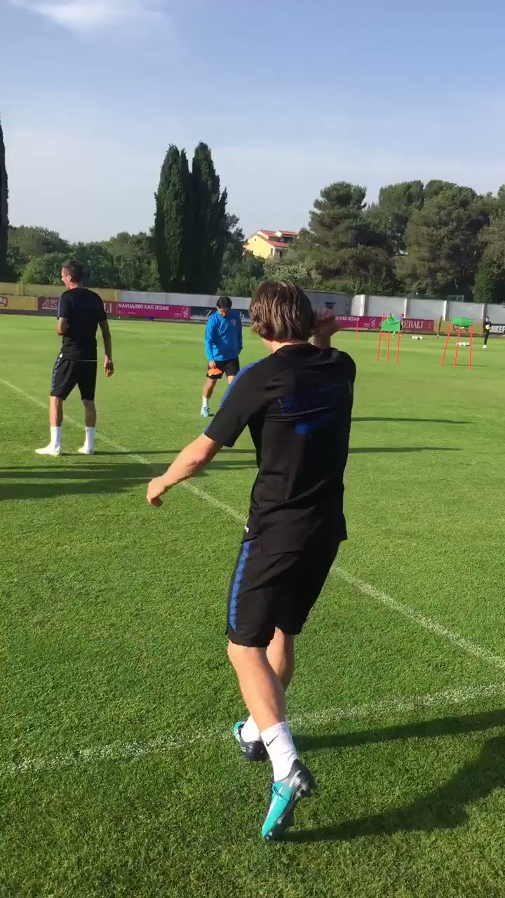 And now the Croatia #family is complete ✔️🇭🇷
Captain @lukamodric10 joined the team at today’s practice ⚽️👏🏼
@Mateo_Kova23 ➕#Lovren arrived earlier today 💪 https://t.co/upRY1wD3uu