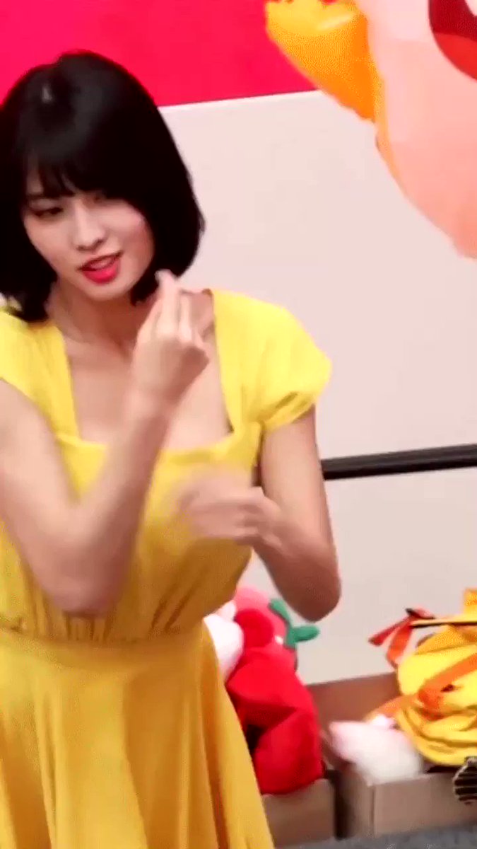 ミスターT,Y on X: TWICE モモ 胸寄せて胸揺れ t.cobq22rVH63o  X