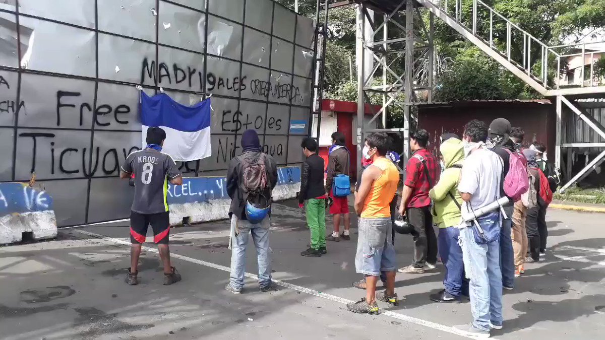 Cantando a Nicaragua el Himno Nacional, pobladores autoconvocados de Ticuantepe dan inicio a una nueva jornada. #SOSNicaragua @laprensa @hoynoticias