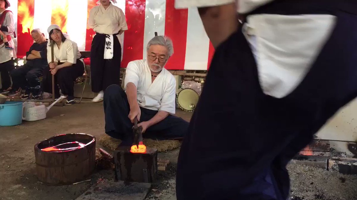 藤森神社 鶴丸国永の写し 作刀の刀匠 藤安将平氏による 折り返し鍛錬 奉納がど迫力 ごりらのせなか 藤森神社 鶴丸国永の写し 作刀の刀匠 藤安将平氏による 折り返し鍛錬 奉納がど迫力 ごりらのせなか