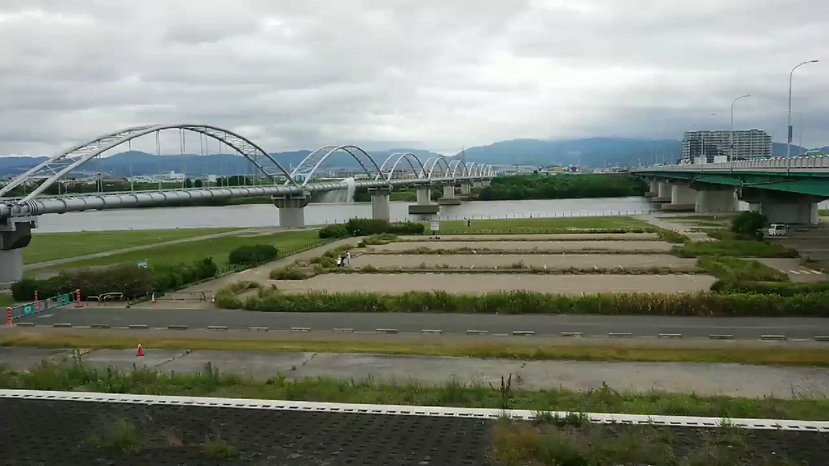 枚方大橋の給水管破裂!!( ; ロ)゚ ゚ #地震 #枚方大橋