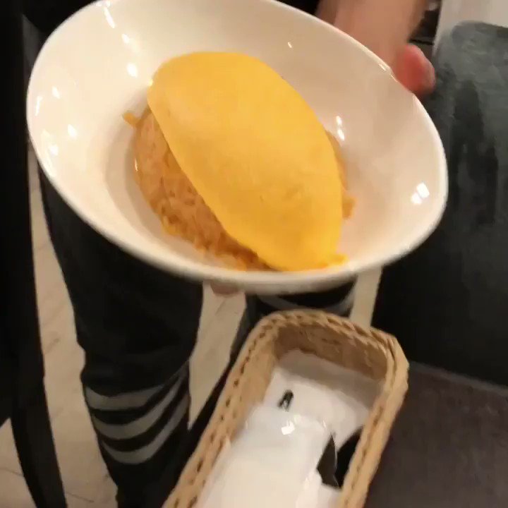 見たらわかるおいしいやつやんｗｗチーズ入りのデミグラスソースで虜になる人急増中のオムライス！