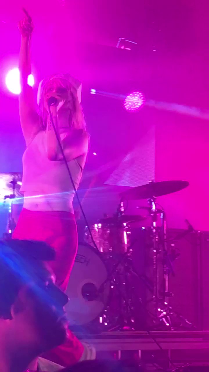 Tw // flashing lights 
cw // body image 
-
-
happy birthday to hayley williams !! i am in love w her. 
