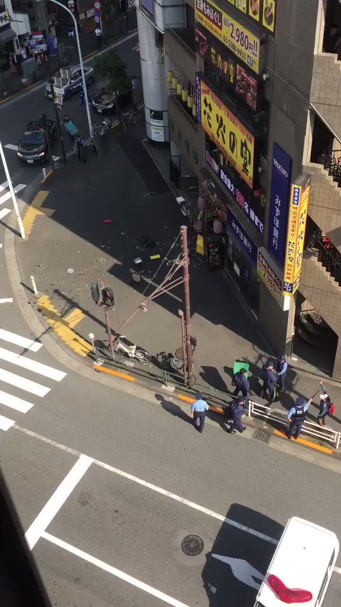 速報 東京 代々木駅前の居酒屋花火の宴で男がロケット花火乱射し店内に立てこもり Togetter