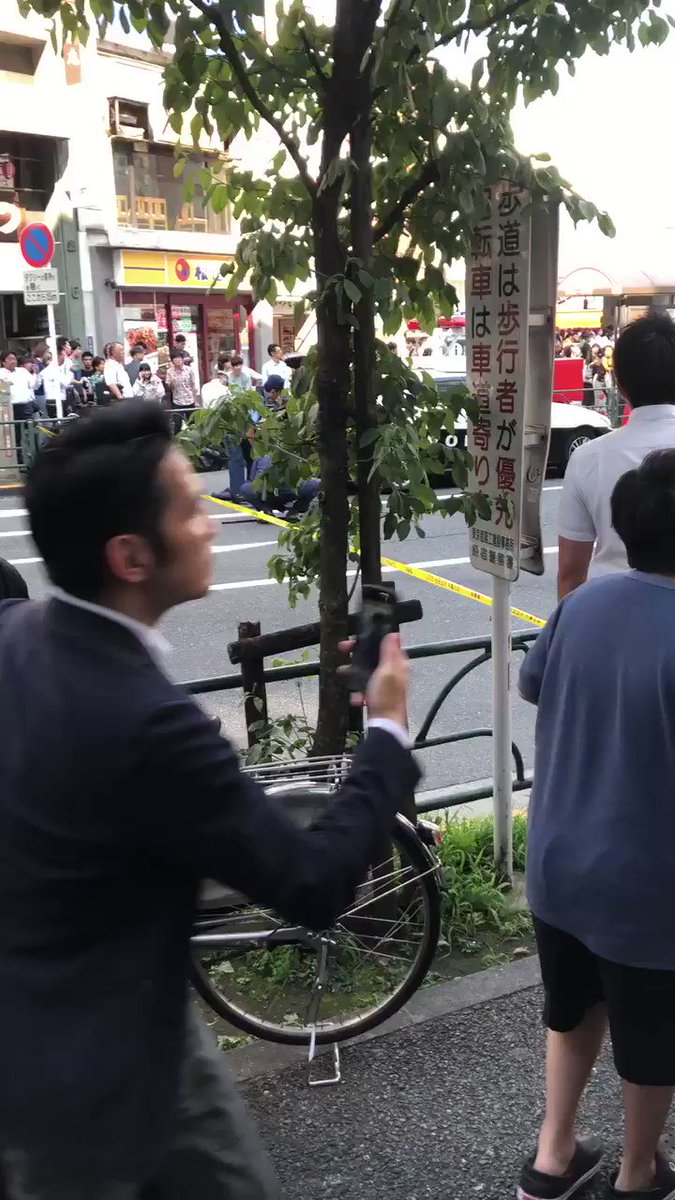 速報 東京 代々木駅前の居酒屋花火の宴で男がロケット花火乱射し店内に立てこもり Togetter