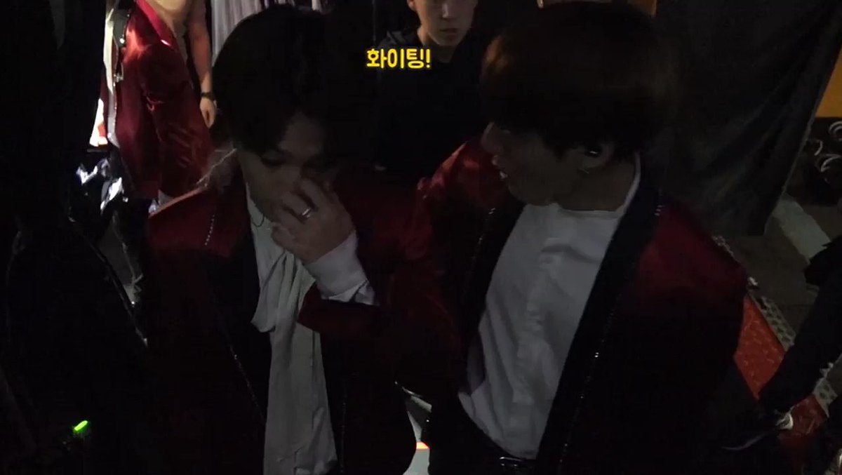 Jungkook estaba dándole ánimos a Jimin diciéndole "fighting" pero por los gritos de las fans él no lo podía escuchar. Asi que Jungkook lo atrajo más cerca para decírselo al oído :(