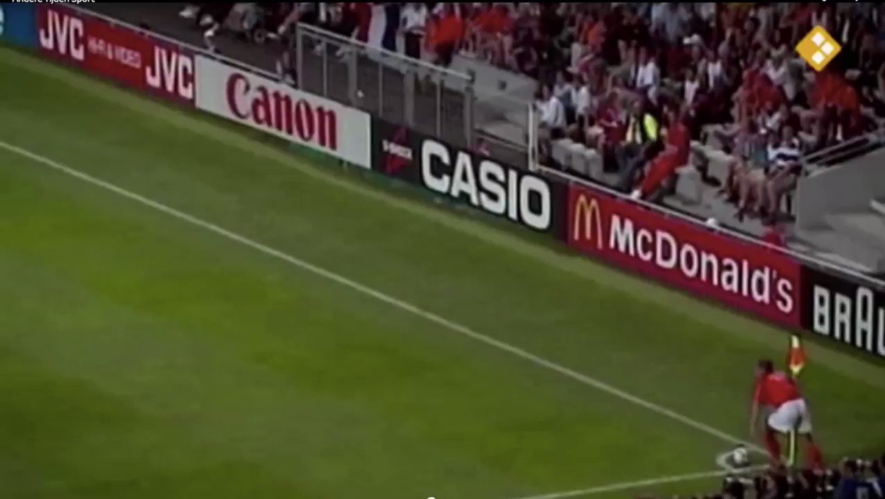 Happy 47th birthday to Edgar Davids who just wanted to hug Guus Hiddink at the 1998 World Cup. 

