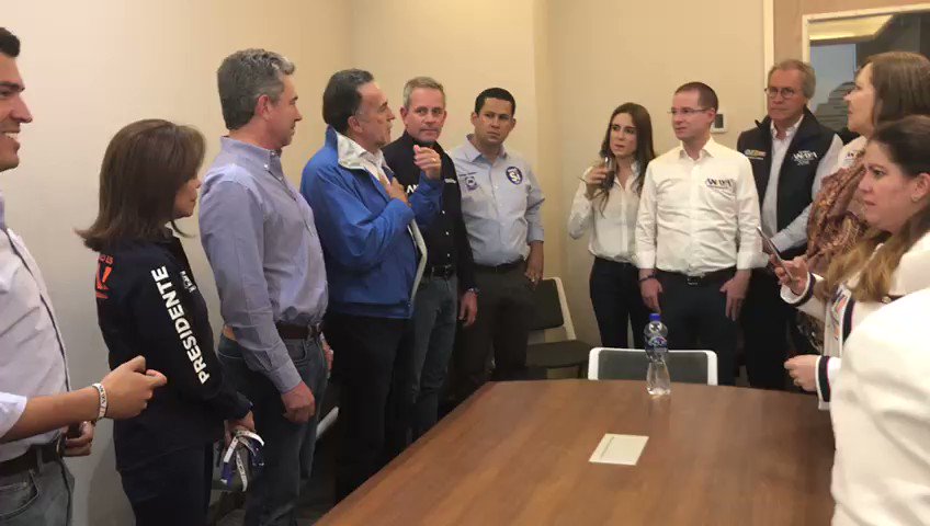 Un video editado que circula en redes sociales muestra a Ricardo Anaya hablando con panistas de Guanajuato, este ha sido sacado de contexto para simular que el candidato acepta que perderá la elección.
¡Que no te engañen! @VerificadoMX te enseña el video sin edición ni cortes: