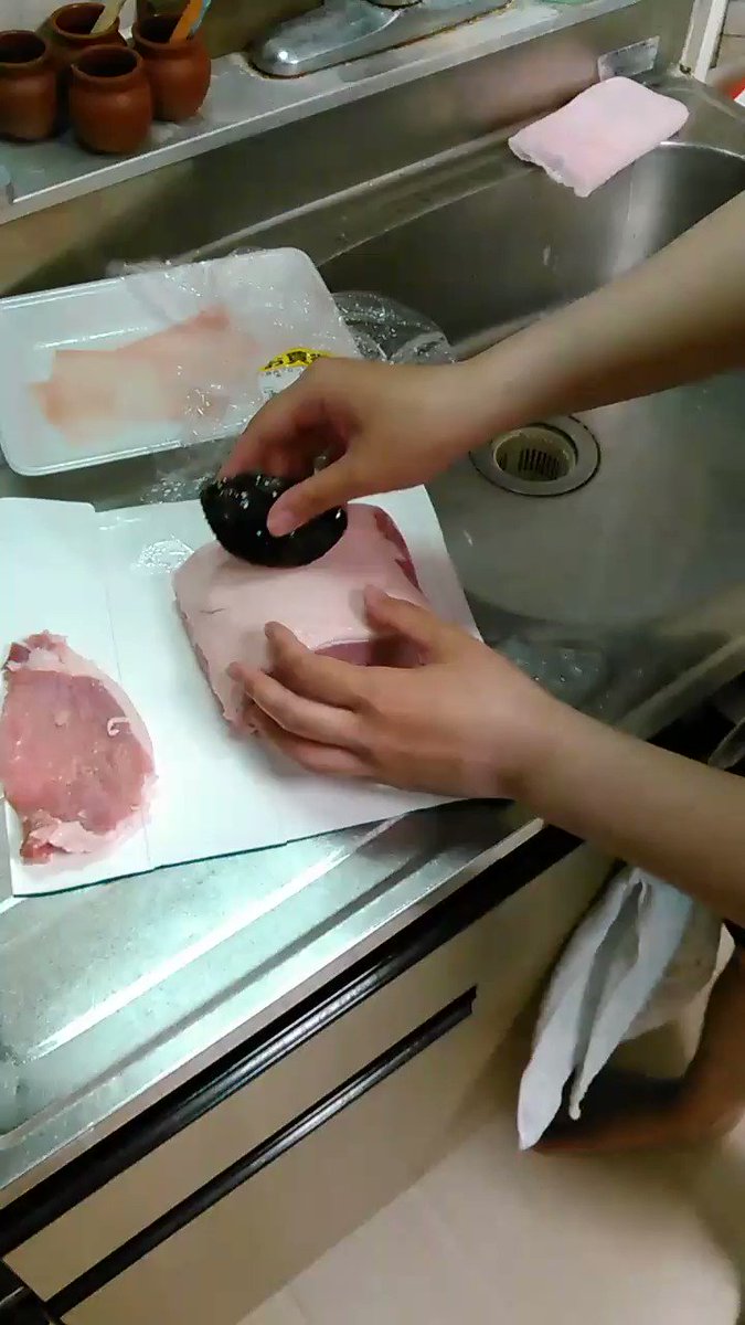 動画 石器の切れ味が解りやすいように肉を切りました すごい切れ味 そりゃ文明も進むはずだわ Togetter