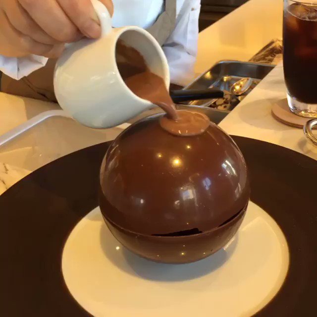 新感覚スイーツ！ホットチョコレートソースをかけると中からダコワーズやアイス！
