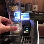 これはテンション上がるわｗ!下からビールが湧き上がるビールサーバーの実際の動画!