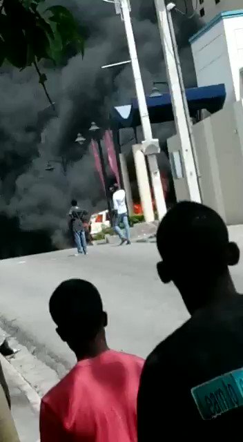 !!! ALERT !!! Hell Breaks Loose In Haiti As Violent Mobs Try To Murder Trapped American Tourists Sfx8kQxRIkiHsS_4?format=jpg&name=small