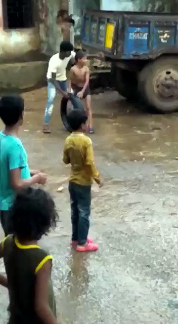 タイヤを使った斬新な遊びをする子供w