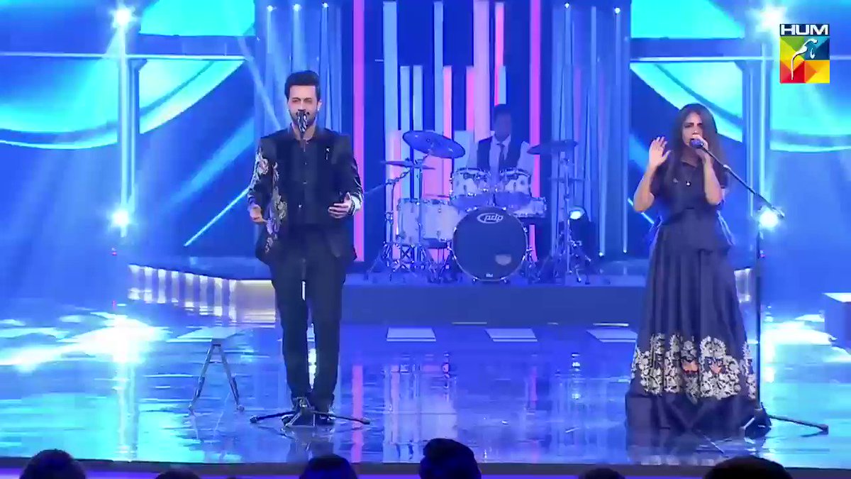 Throwback to Q Mobile HUM Style Awards 2017. Atif Aslam and Qurat ul ain Balouch paid tribute to Abida Parveen. 🎤🎼
#AtifAslam #QB #HSA #QHSA17 #HumStyleAwards #AbidaParveen @itsaadee @Quratulainb