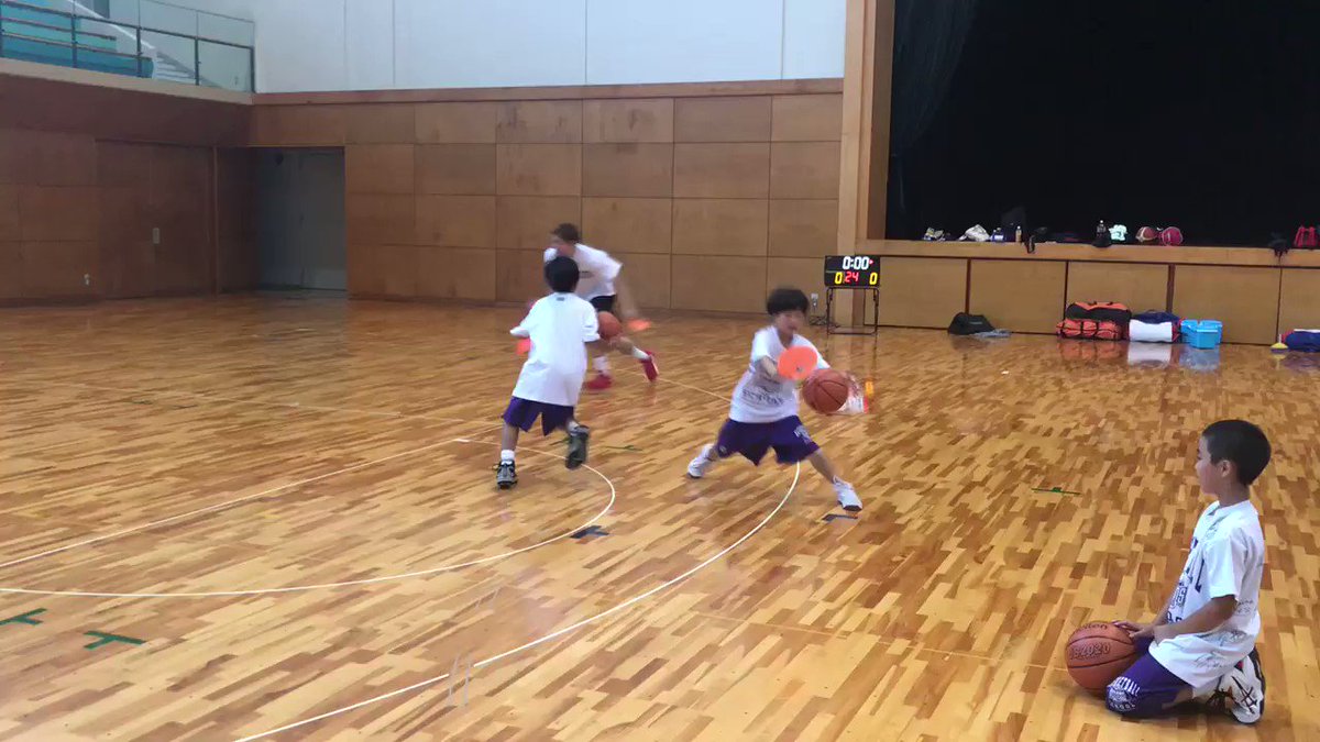 【スクール置賜校】
本日は置賜スクールに秋山選手が来てくれました!!🏀
こちらのグループではドリブルをしながら周りを見る練習をしています!!