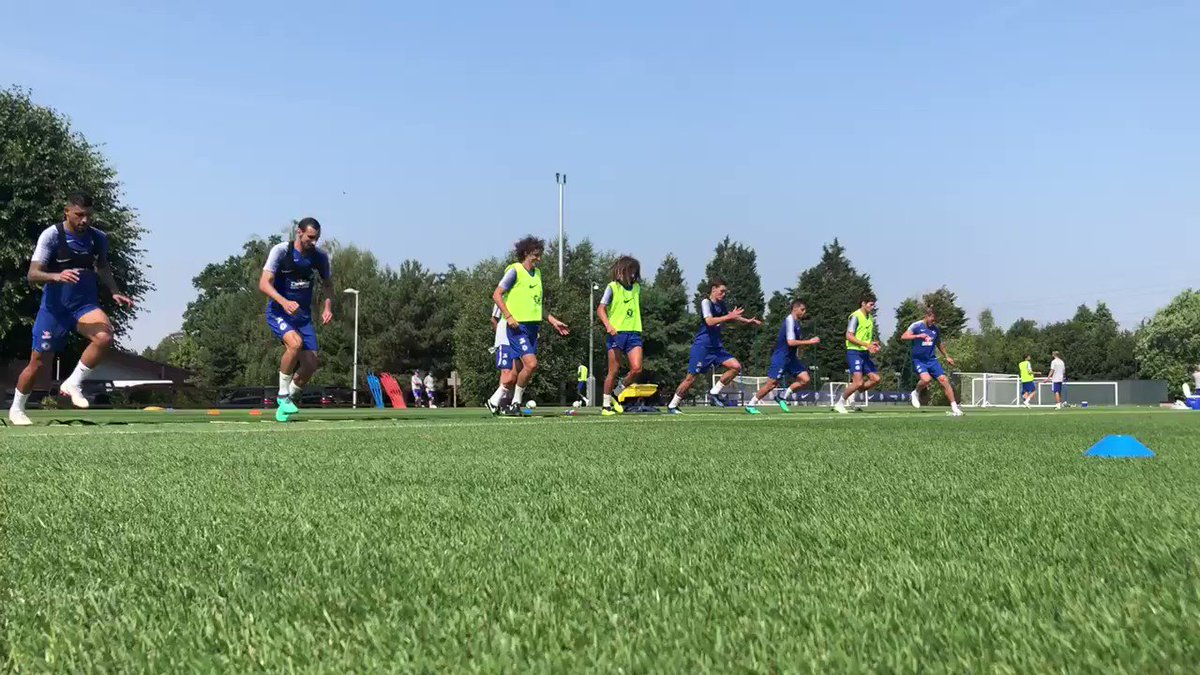 Os Blues estão treinando nesta manhã antes de viajarem à França de tarde...
Enfrentamos a Inter de Milão amanhã em Nice! 👊