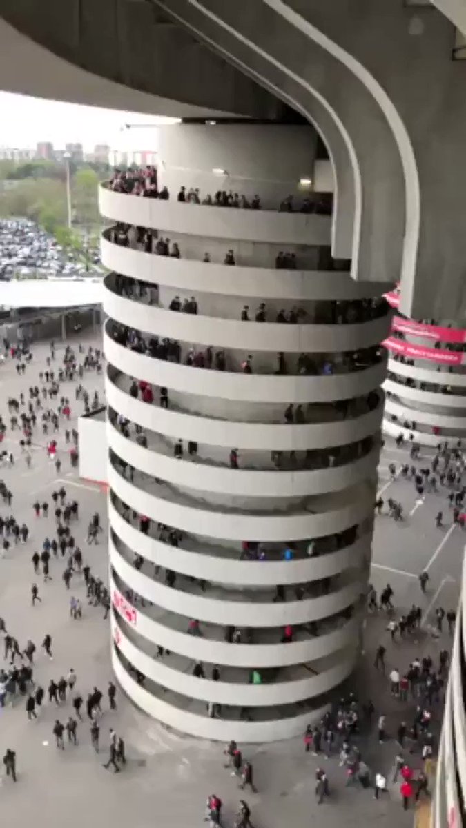 えっ、エスカレーターじゃないの！？脳が混乱する見ているだけで酔いそうな建物www