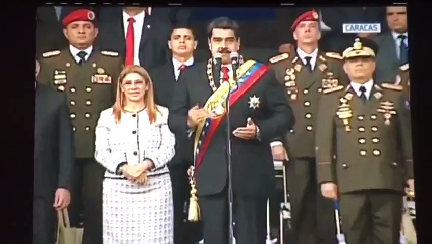 Así terminó de manera abrupta la cadena de yo de @NicolasMaduro. Atención a la expresión de Cilia Flores y la reacción de los guardias formados