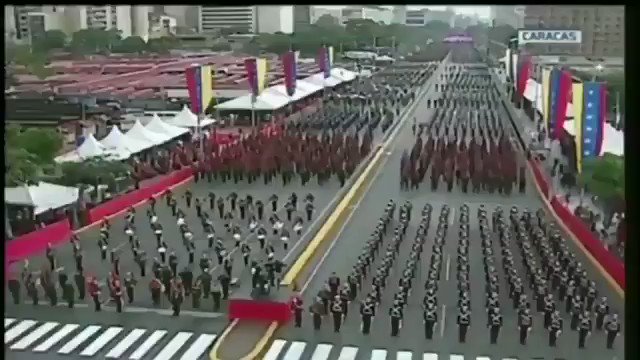 Que ningún venezolano se quede sin ver este vídeo. Sin duda es para demostrar que @NicolasMaduro y la FANB de Venezuela así se mantienen de firmes ante cualquier Intervención extranjeras cuando solo escuchan un dron explotar. Me pueden ayudar para todos vean este vídeo.