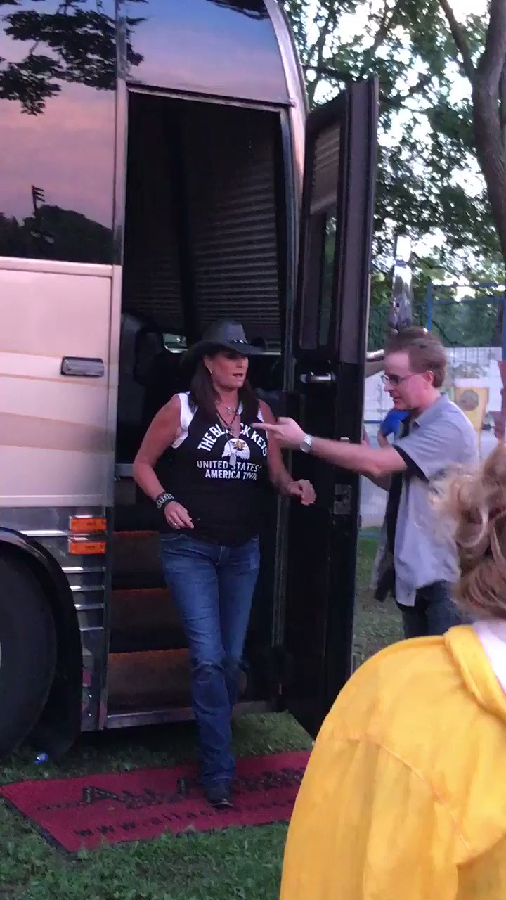 This gal celebrates 50 today! Happy Birthday Terri Clark     