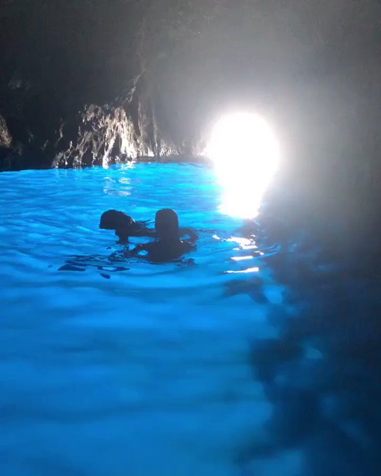 Potret Heidi Klum dan Suami berenang di dalam Blue Grotto

