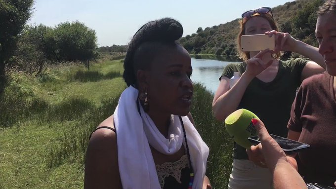 De Ghanese popster⭐ Sherifa bezocht onze Amsterdamse Waterleidingduinen. De boswachter vertelde haar hoe wij onze drinkwaterbronnen beschermen. Zij zet zich in voor een cruciale drinkwaterbron in eigen land. Luister zondag naar haar bij Vroege Vogels https://t.co/7ef8PGXNU0