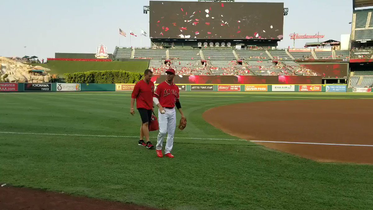 "Who wants it?" @Andrelton https://t.co/1WXBA3xfOc