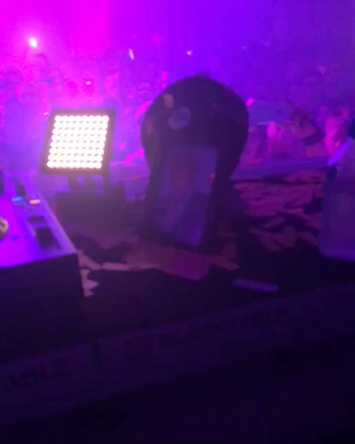 When u realize @calvinharris has a framed photo of Rod Stewart on his dj booth. Simply amazing https://t.co/HVFMFpIKmB