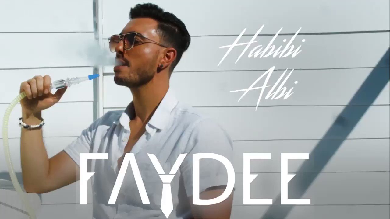 Faydee sigara içerken (veya esrar)
