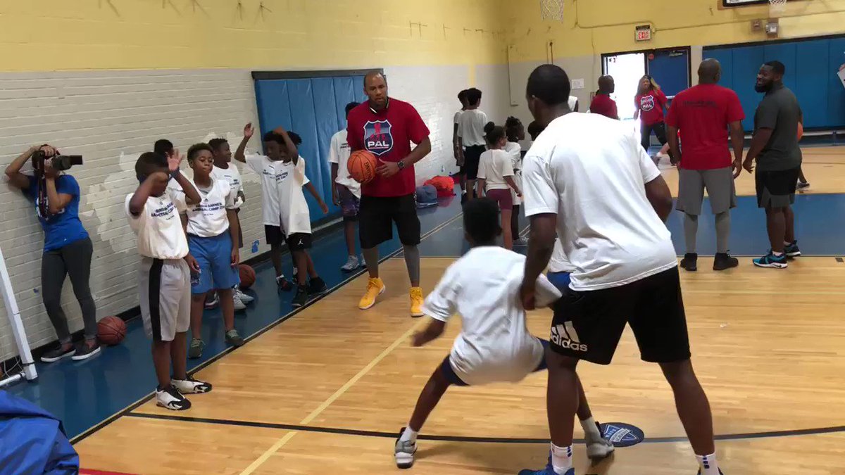 Time for some skills stations! One-on-one with @hbarnes! #MavsCare @DallasPAL @BGCDallas https://t.co/VMRVEDkF8q
