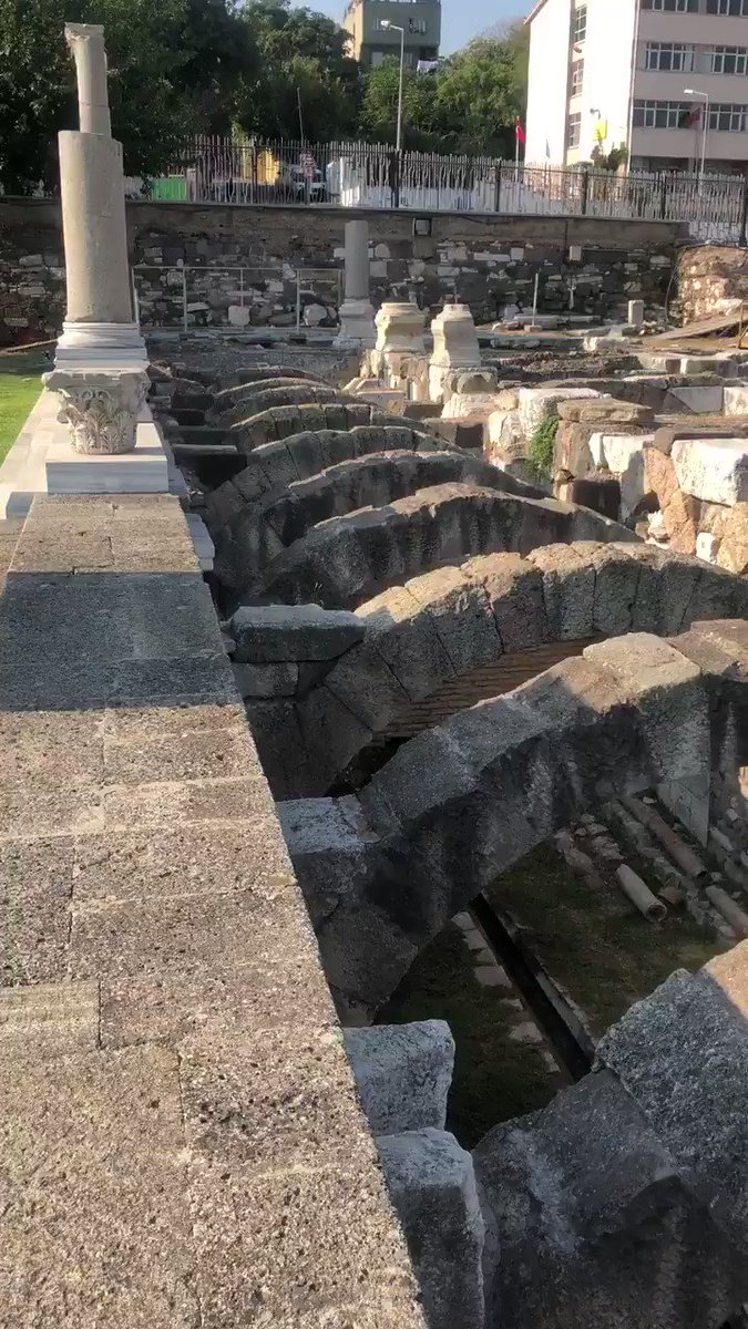 İzmir’in göbeğindeki canîm Agora nasıl oluyor da ziyaretçiyle dolup taşmıyor? Su kanalından hala akan suya rağmen hem de...