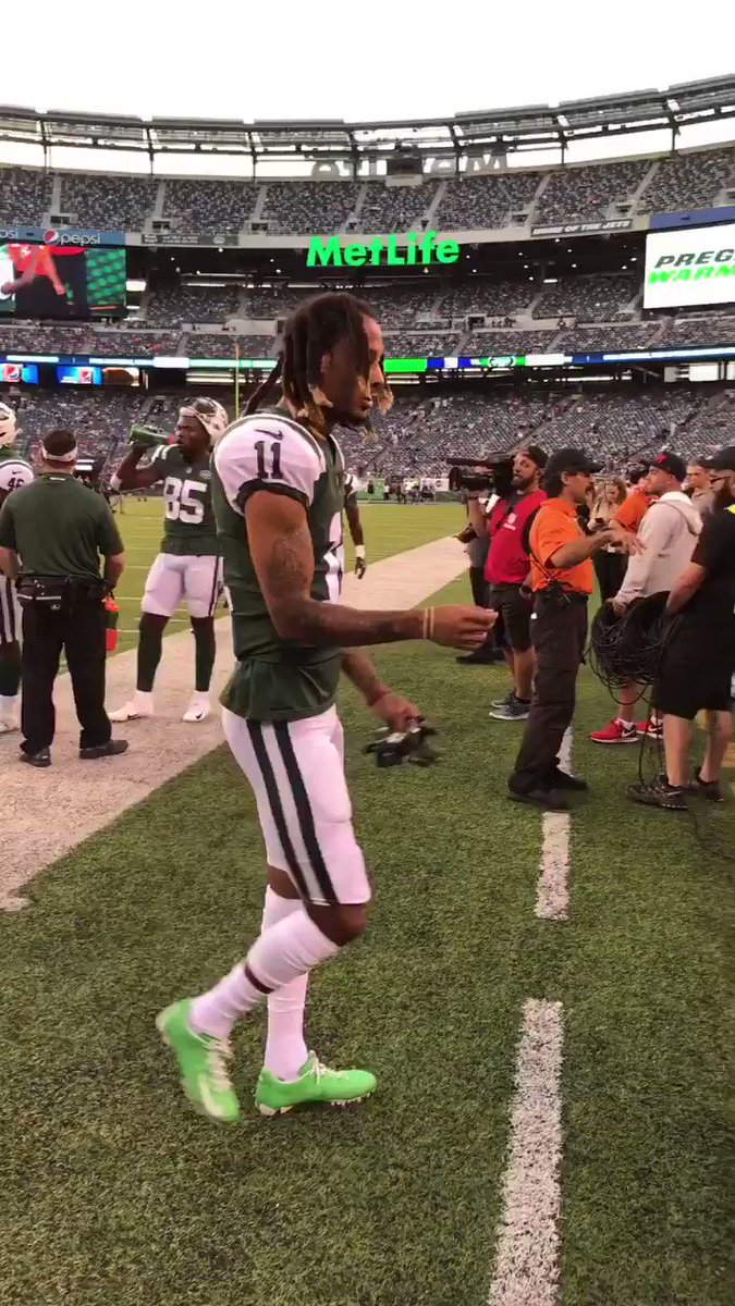 Keep the gloves, kid! #NYGvsNYJ https://t.co/2qtzqnFuIf