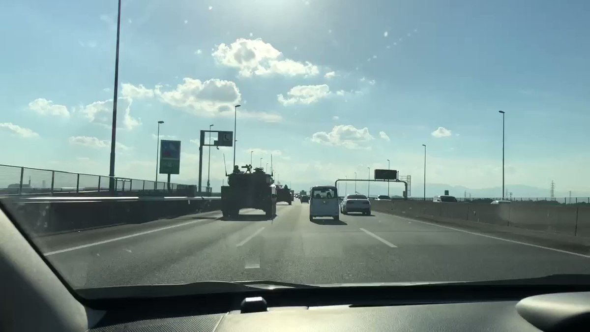戦車が高速道路を走ってる！生で見れたなんてうらやましすぎる！